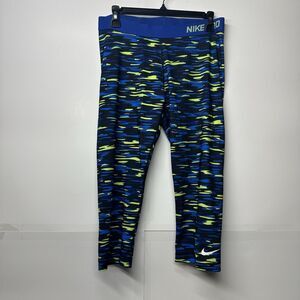 Nike Pro Women’s XL Camo Capri Leggings Waist 30 Inches And Inseam 19 Inches